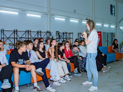 Спикеры российского общества «Знание» проводят лекции для океанцев