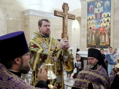 Митрополит Владивостокский и Приморский Владимир совершил всенощное бдение с чином Воздвижения Креста Господня в Спасо-Преображенском соборе