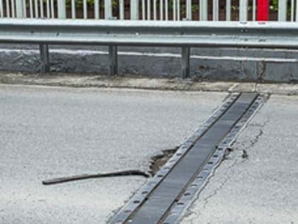 Деформационные швы на Казанском мосту отремонтируют по гарантии в течение месяца