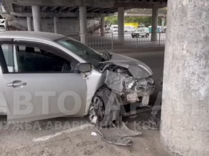 Во Владивостоке автомобиль протаранил опору моста — видео