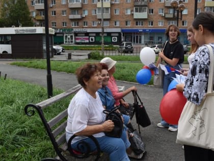 Центральная городская библиотека организовала патриотическую акцию "Под флагом Страны"