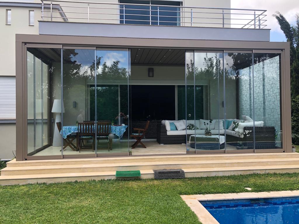 Installation d’une pergola bioclimatique moderne à Casablanca