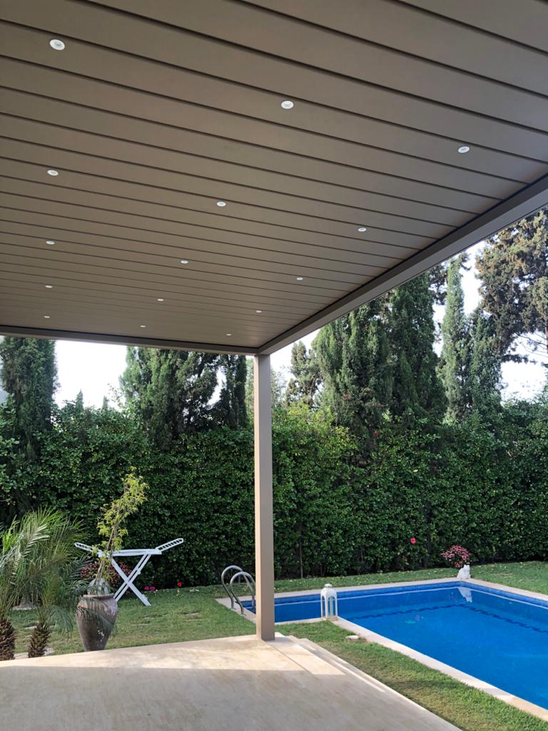 Installation d’une pergola bioclimatique moderne à Casablanca