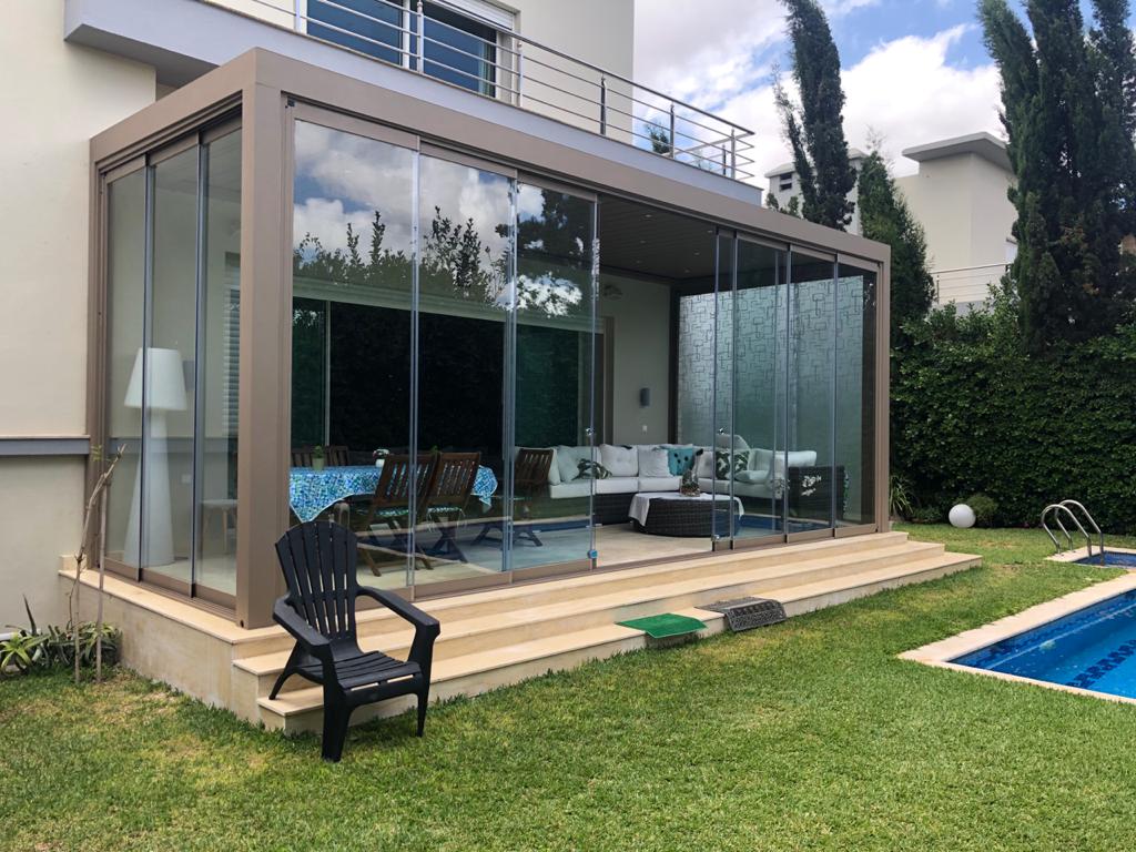 Installation d’une pergola bioclimatique moderne à Casablanca