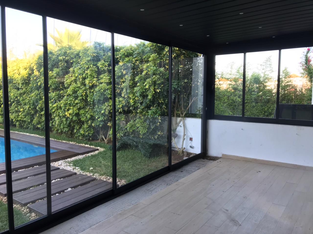 Conception et réalisation d’une terrasse vitrée moderne