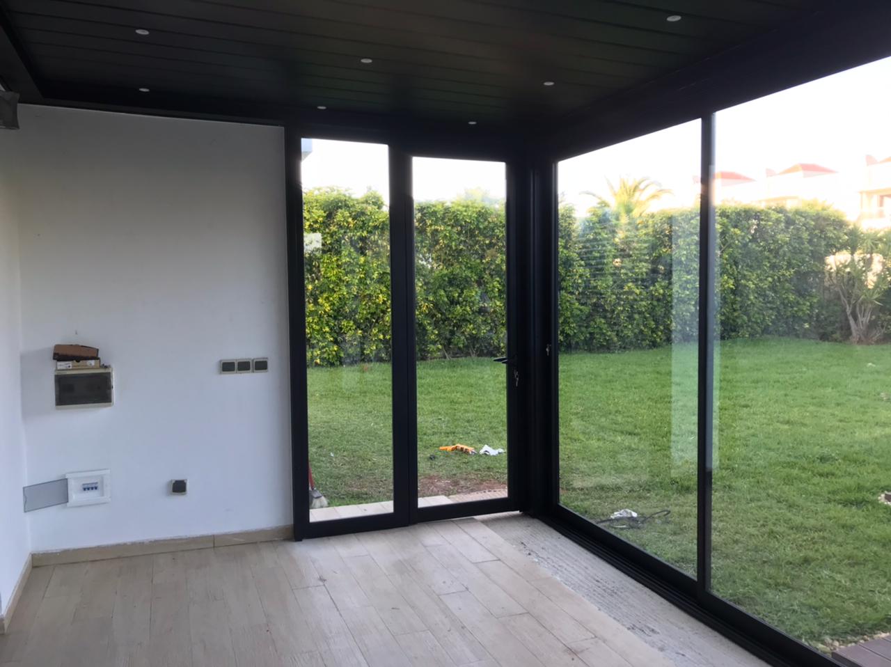 Conception et réalisation d’une terrasse vitrée moderne