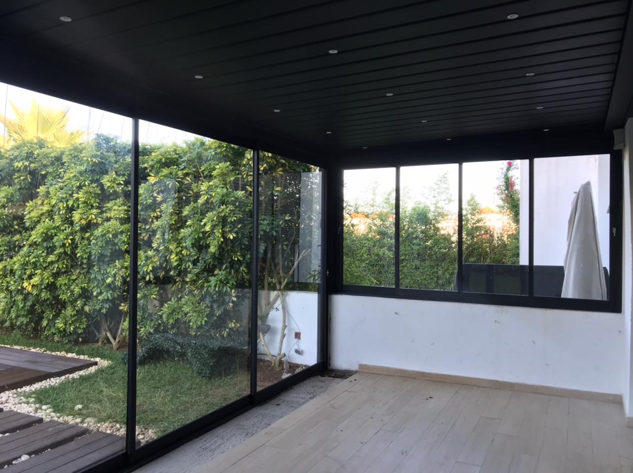 Conception et réalisation d’une terrasse vitrée moderne
