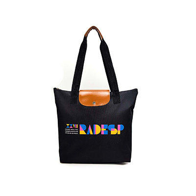 Uma bolsa preta de frente