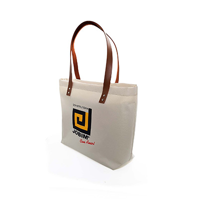 uma bolsa branca com estampa colorida