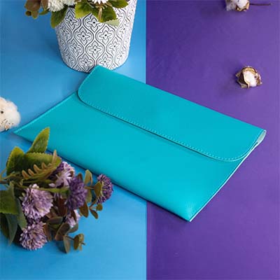 pasta azul turquesa e flores