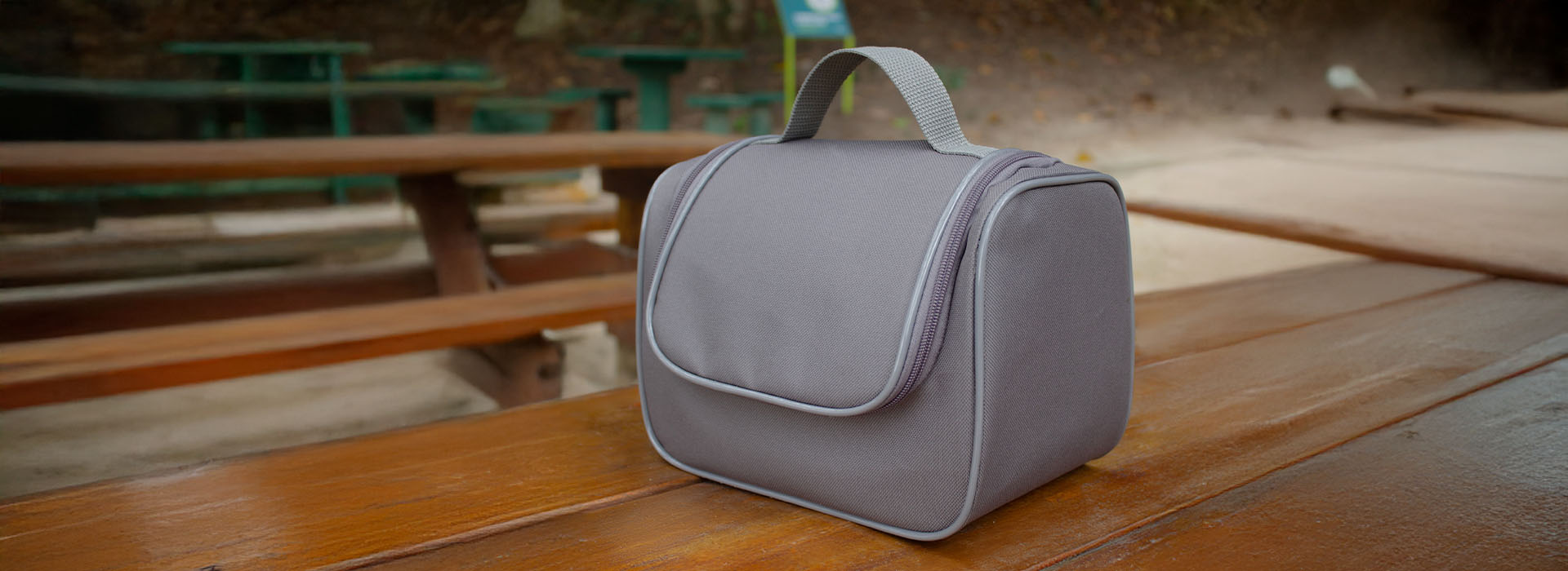 Uma térmica cinza sobre uma mesa em um parque