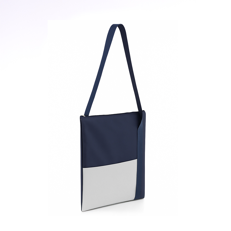 Bolsa preta com alça ajustável, formato retangular e design liso.