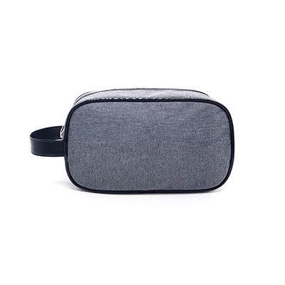 Uma necessaire azul marinho