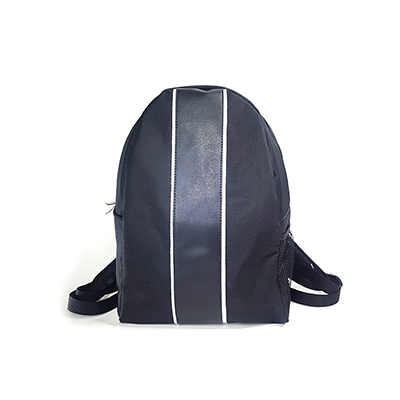 Uma mochila preta vista de frente