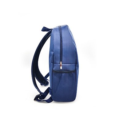 Uma mochila azul vista da latral