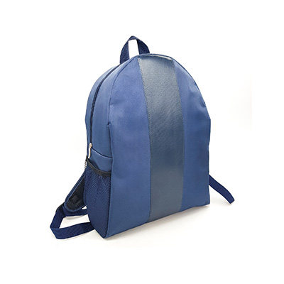 Uma mochila azul vista de lateral frente