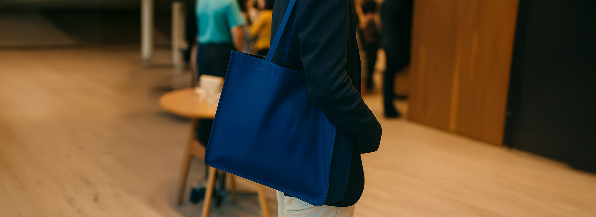 Uma Pasta preta em um homem na rua