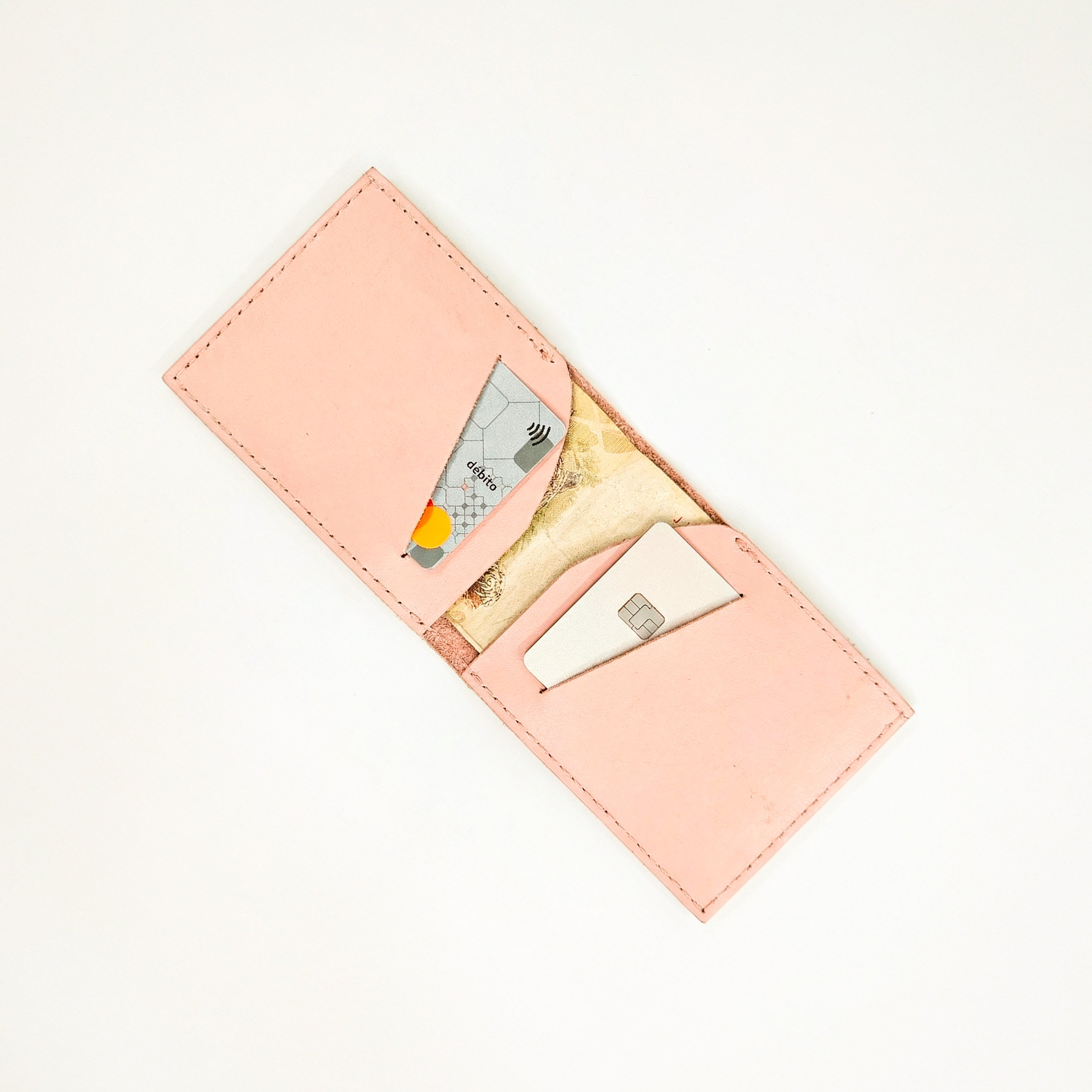 uma carteira rosa aberta