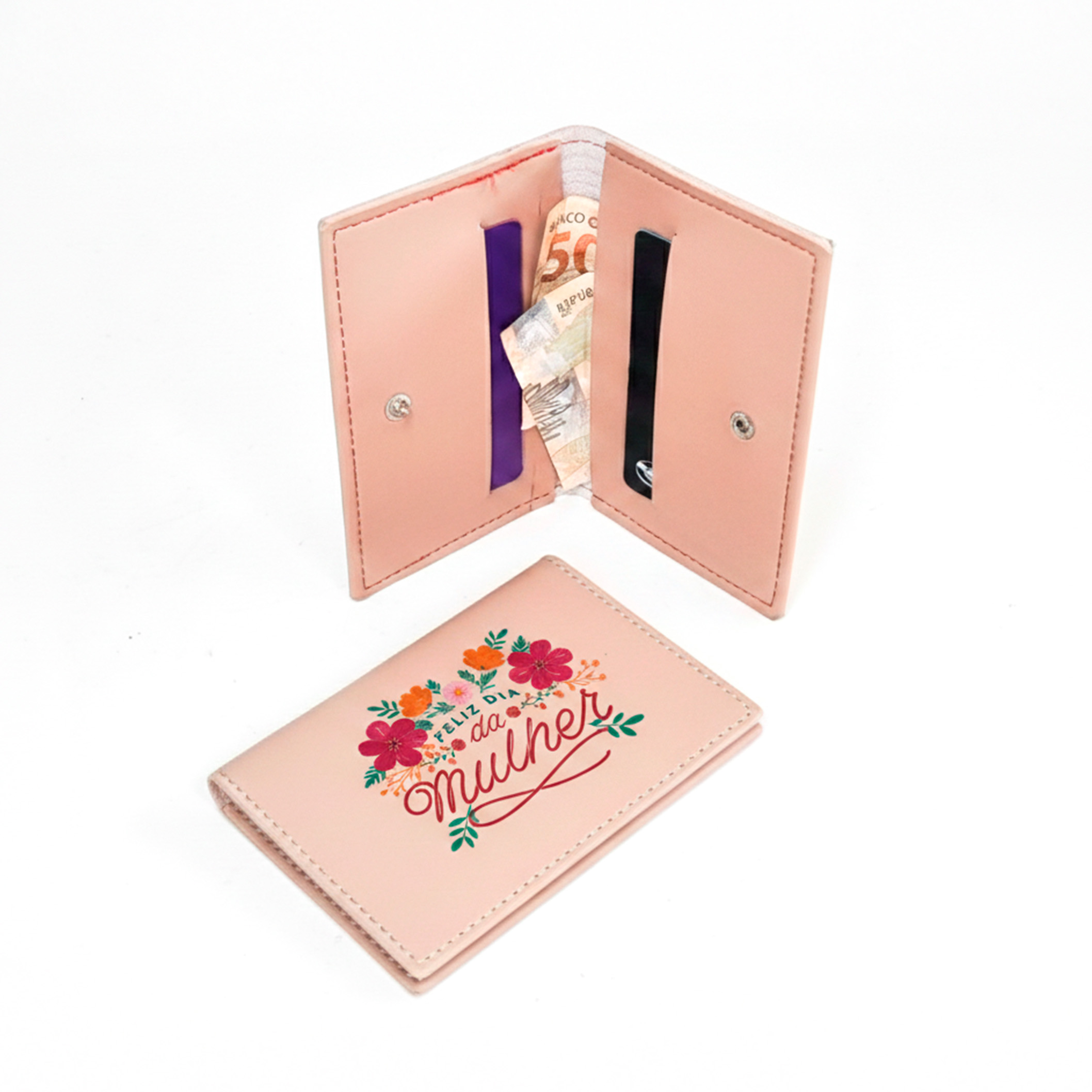 uma carteira bege aberta e outra fechada em um fundo branco