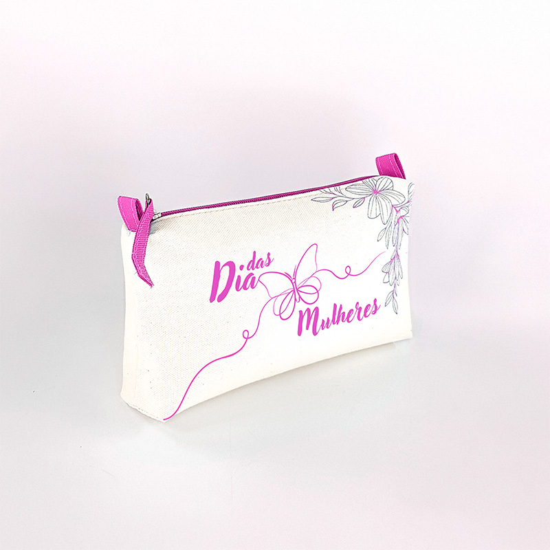 uma necessaire com ziper rosa vista de frente escrito dia das mulheres