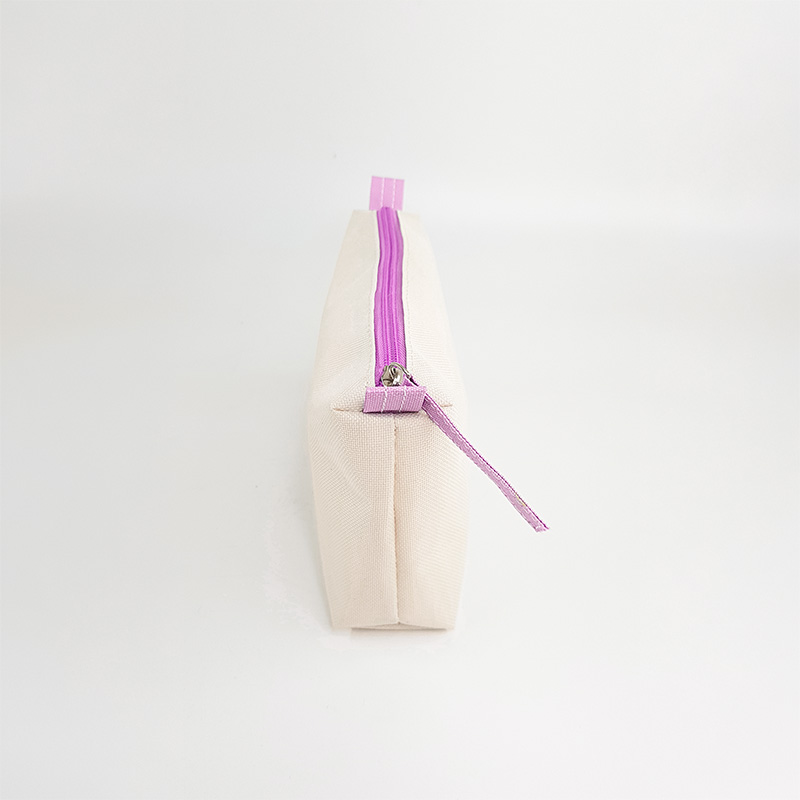 uma necessaire rosa vista de lado