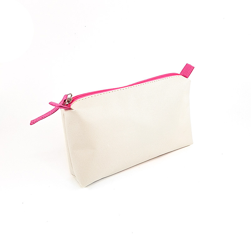 uma necessaire de lona em algodão cru, vista de ângulo