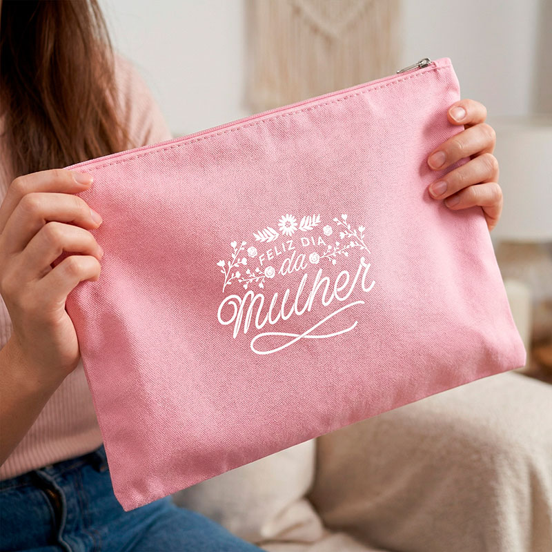 mulher segurando uma pasta rosa personalizada com dia das mulheres