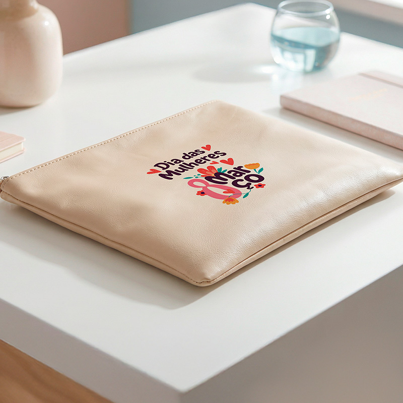 pasta na cor creme deitada sobre uma mesa branca