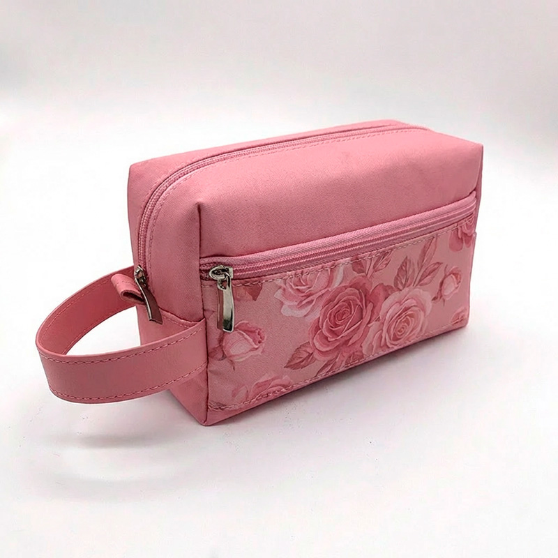 uma necessaire rosa tom sobre tom com com estampa de rosas no bolso, de frente