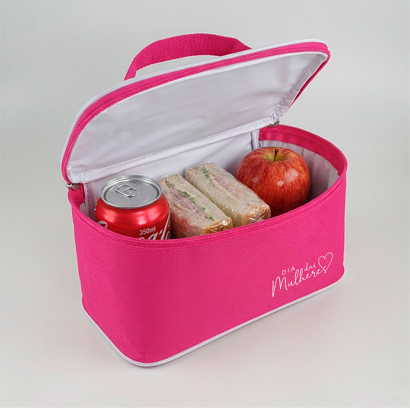 uma térmica personalizada na cor rosa aberta com alguns lanches dentro