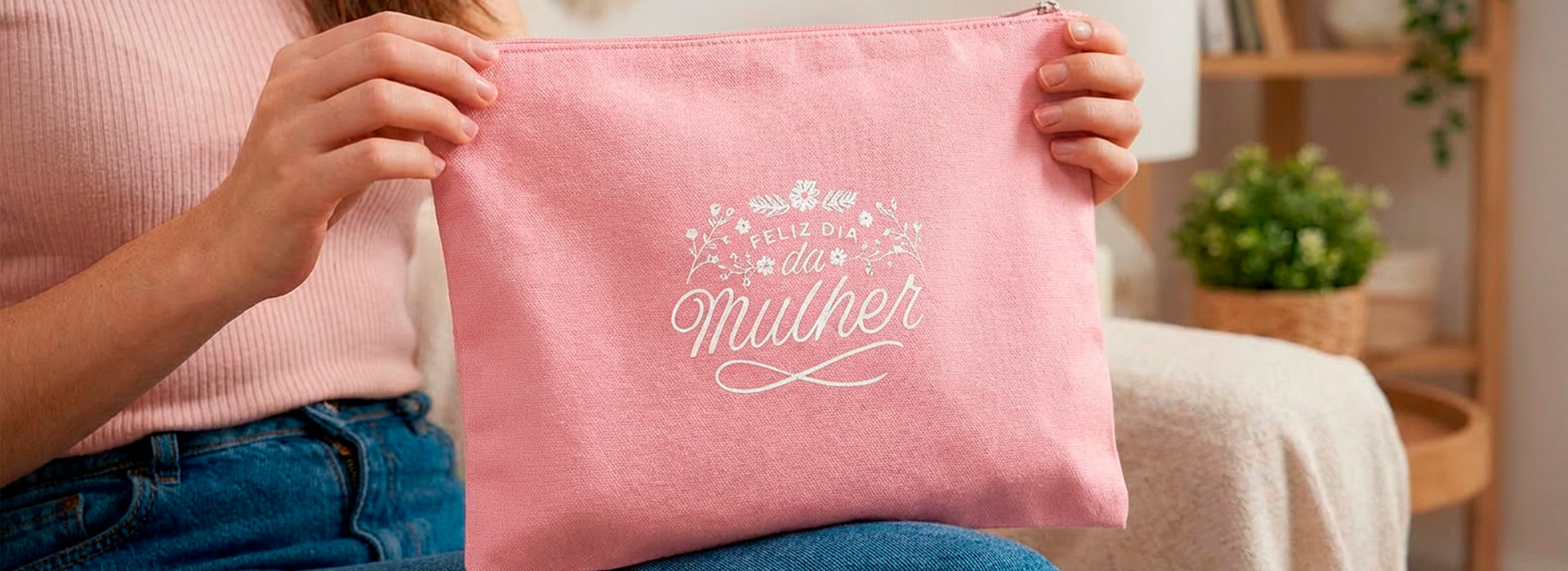 Uma pasta personalizada rosa sendo com arte feliz dia da mulher