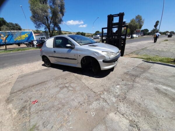 PEUGEOT 206 2004 stripping for spares and parts