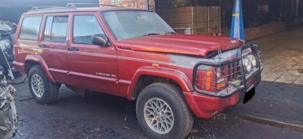 Jeep Cherokee 4.0 XJ Limited 1999 stripping for spares and parts