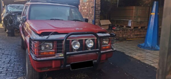 Jeep Cherokee 4.0 XJ Limited 1999 stripping for spares and parts