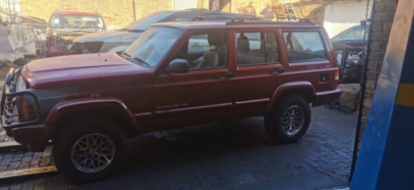 Jeep Cherokee 4.0 XJ Limited 1999 stripping for spares and parts
