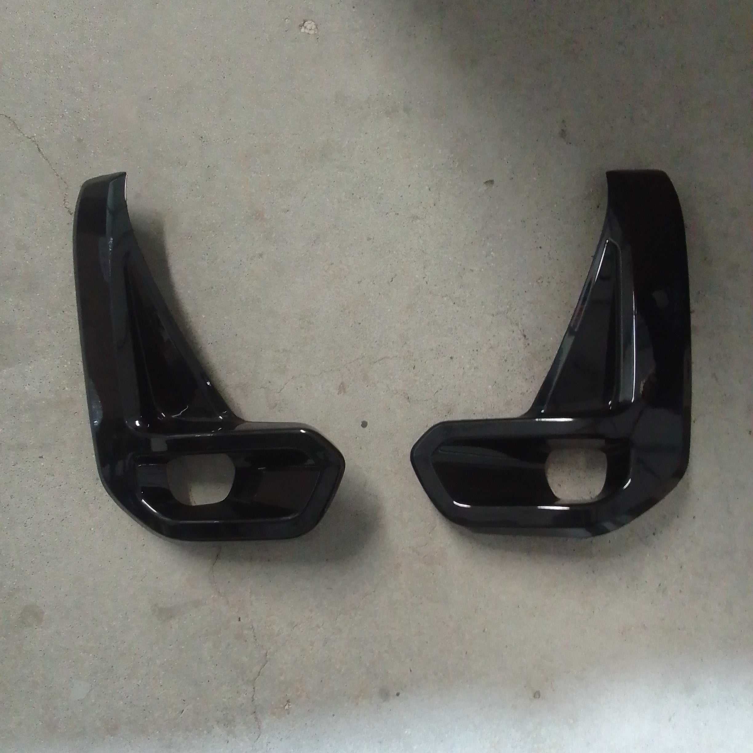 Toyota Hilux 2021 foglight cover.