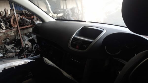Peugeot 2007 stripping for spares and parts