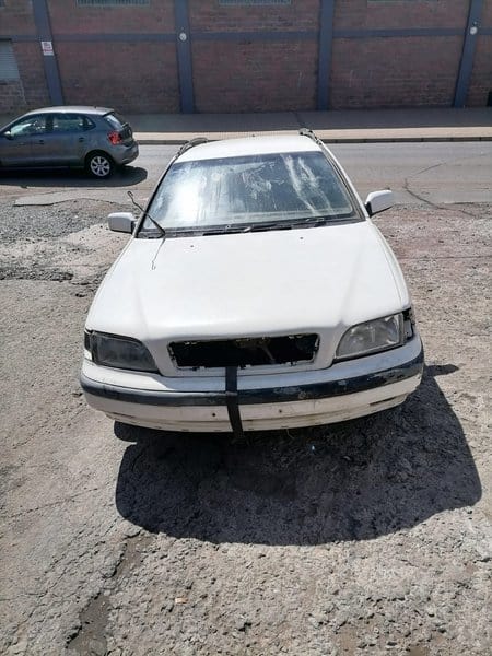 Volvo V40 2.0l Stripping for spares and parts