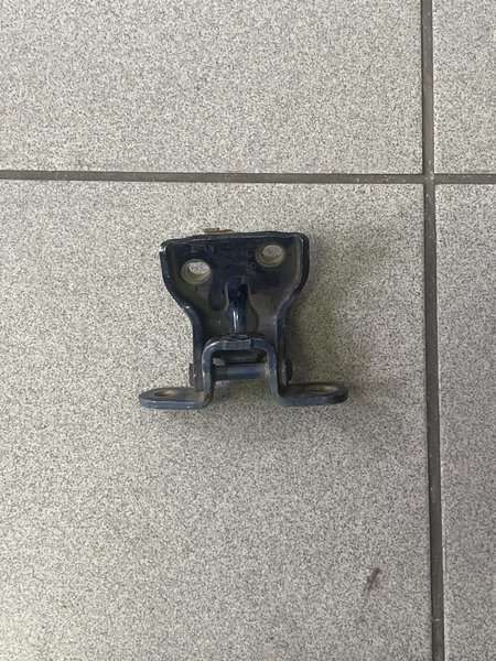 Hyundai Tucson hinge