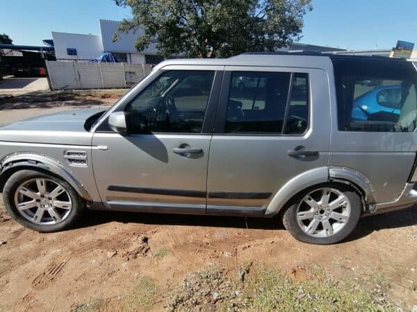 Land Rover Discovery 4 stripping for spares and parts