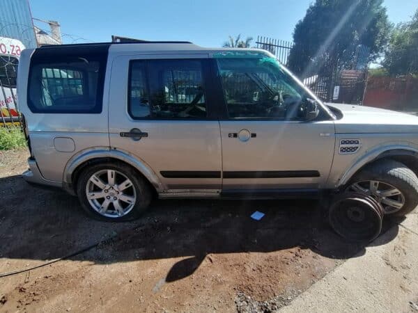 Land Rover Discovery 4 stripping for spares and parts