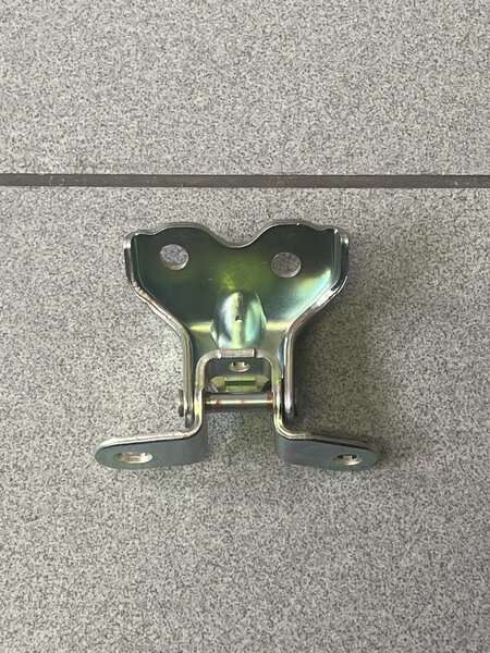 Hyundai accent hinge door lwr RH