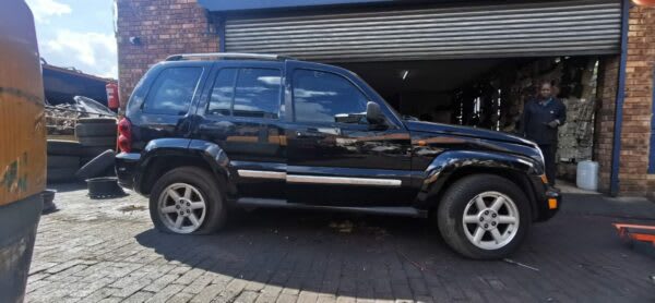Jeep Cherokee 3.7 KJ Limited 2006 stripping for spares and parts