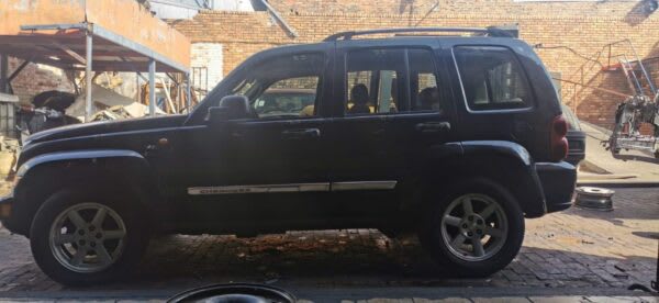 Jeep Cherokee 3.7 KJ Limited 2006 stripping for spares and parts