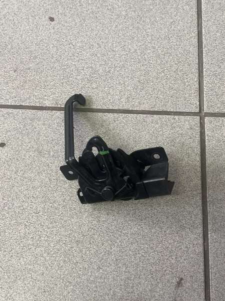 Hyundai i20 hood hinge