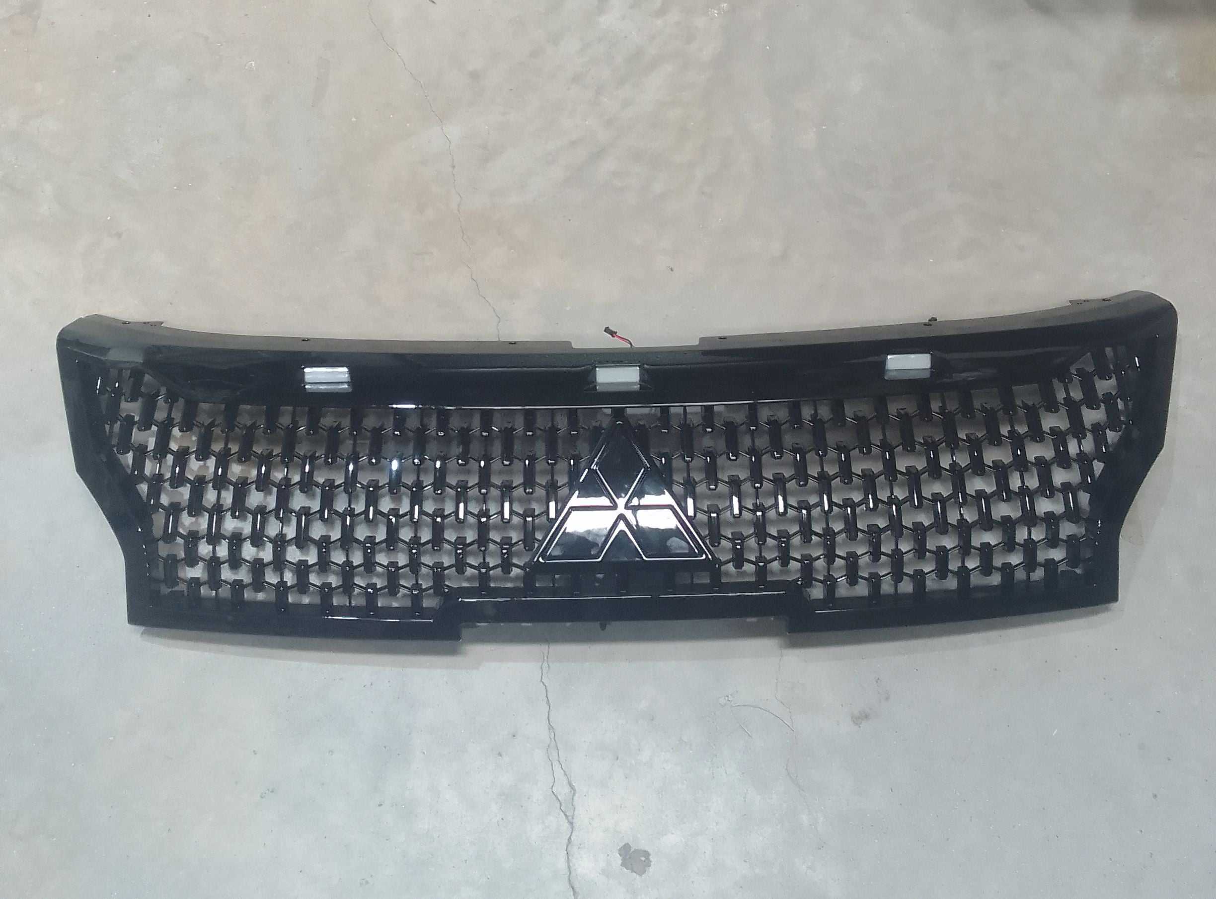 Mitshubishi Triton MQ 2017 - 2019 grill (gloss black) with top LED