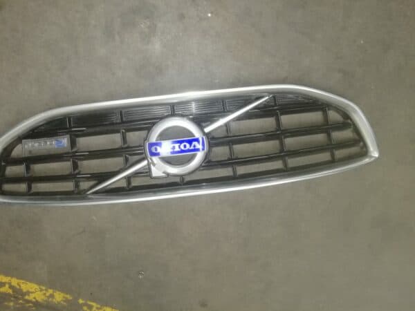 VOLVO V40 2014 GRILL FOR SALE