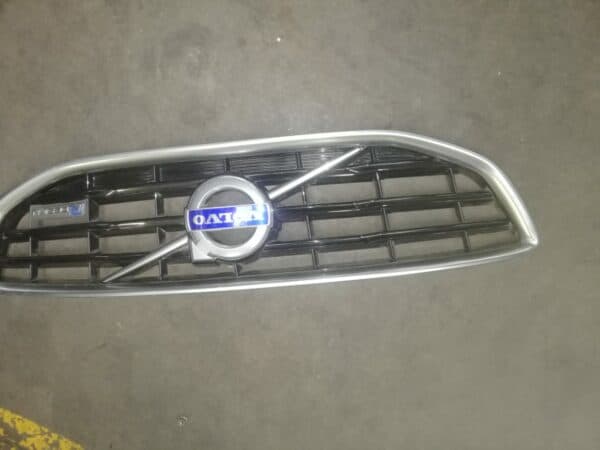 VOLVO V40 2014 GRILL FOR SALE