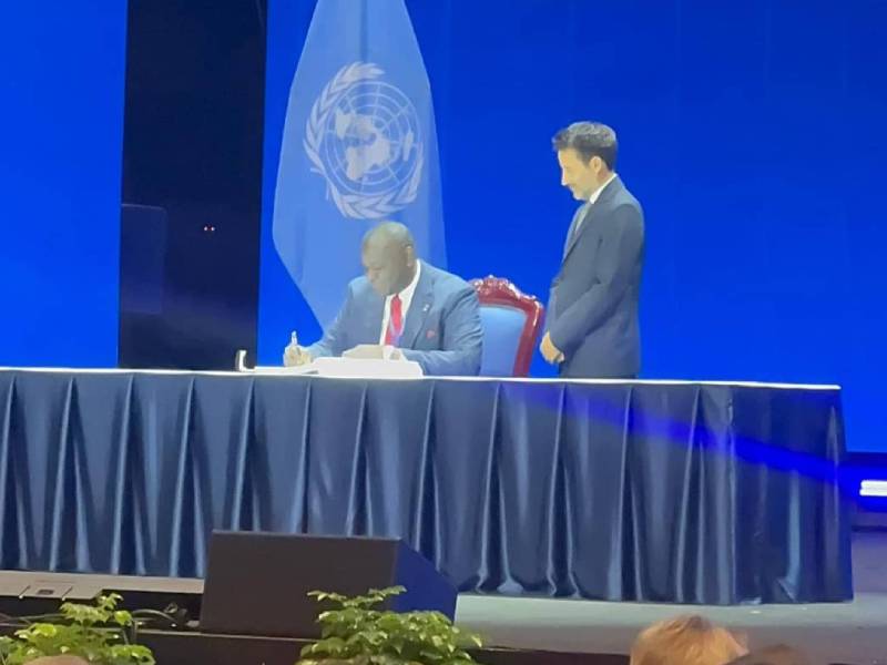 Représentant Félix Tshisekedi, Augustin Kibassa Maliba signe au nom de la RDC la Convention des Nations Unies contre la cybercriminalité à Hanoï.