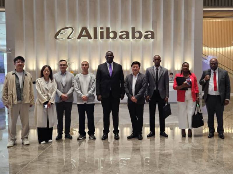 Au Quartier général d'Alibaba, Augustin Kibassa Maliba échange avec les responsables sur le développement du commerce électronique en RDC.